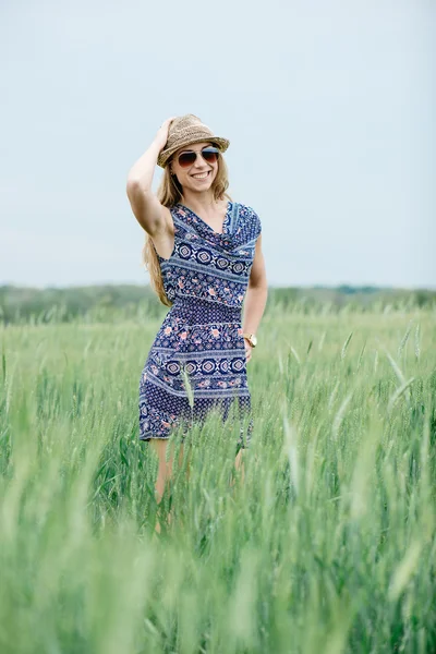 Portrait of beautiful girl in field — Stock Photo, Image