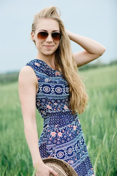 Retrato de hermosa chica en el campo — Foto de Stock