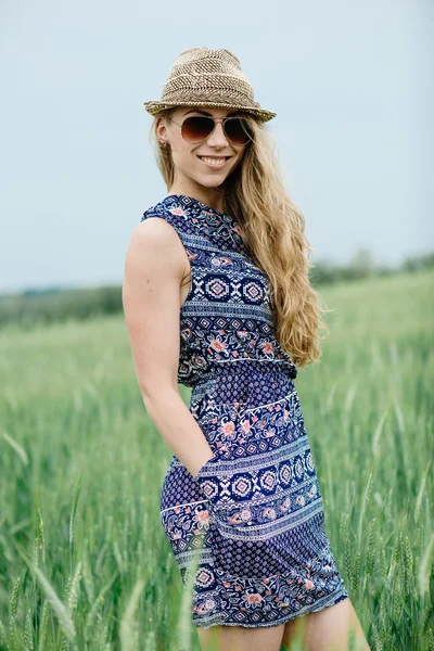 Portrait of beautiful girl in field — Stock Photo, Image