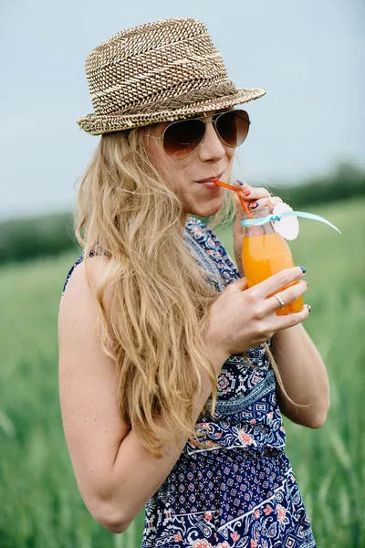 屋外で飲む金髪女性 — ストック写真
