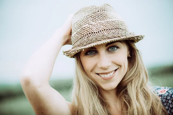 Mujer joven al aire libre portait — Foto de Stock