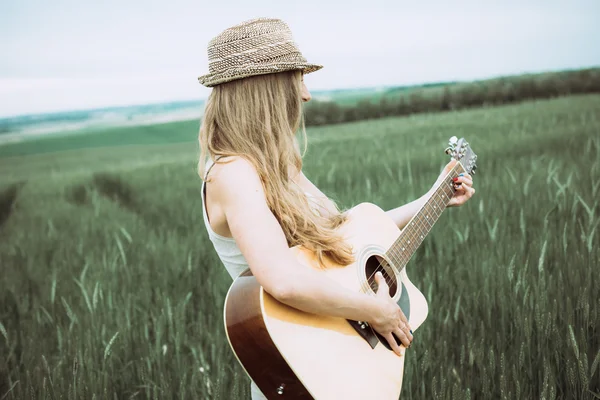 Teenage girl playing an acoustic guitar — Stock Photo, Image