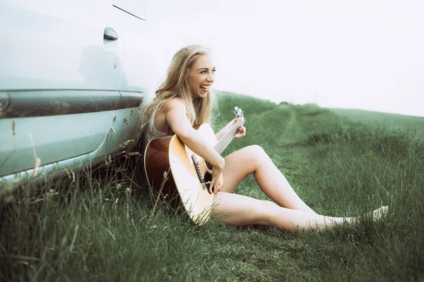 Vacker ung kvinna spela gitarr. Porträtt av ung vuxen kaukasiska söt flicka spelar akustisk gitarr. — Stockfoto