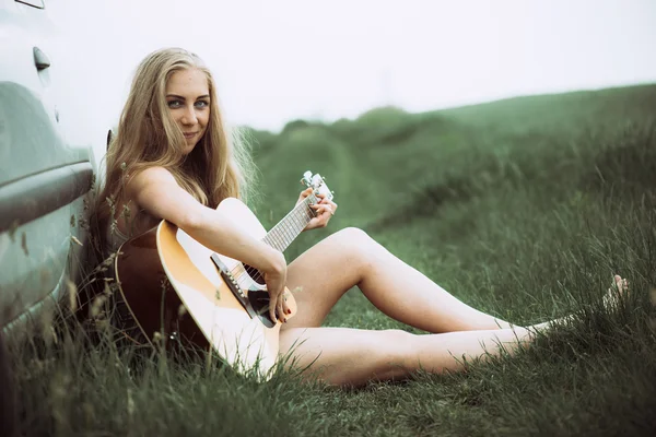 Beautiful young woman playing guitar. Portrait of young adult caucasian cute girl plays acoustic guitar. — Stock Photo, Image