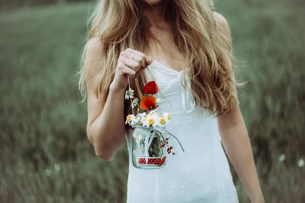 여름 공원에서 꽃과 함께 아름 다운 소녀 닫습니다. 여자 따기 꽃. — 스톡 사진