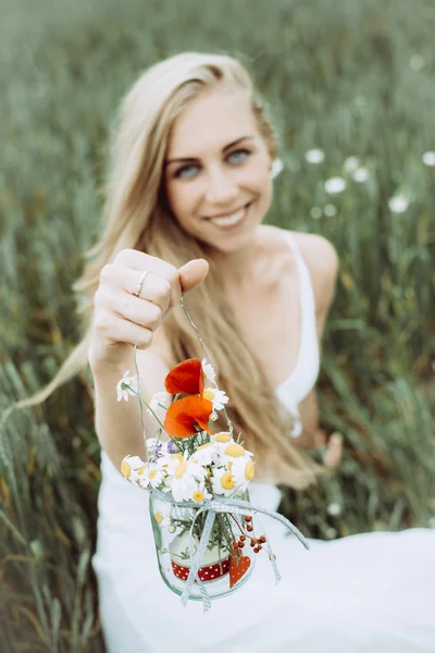 Menina bonita com flor no parque de verão.Mulher loira colhendo flores . — Fotografia de Stock