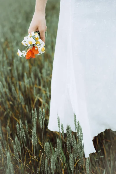 Närbild på vacker flicka med blomma i sommar park. Kvinna plocka blommor. — Stockfoto