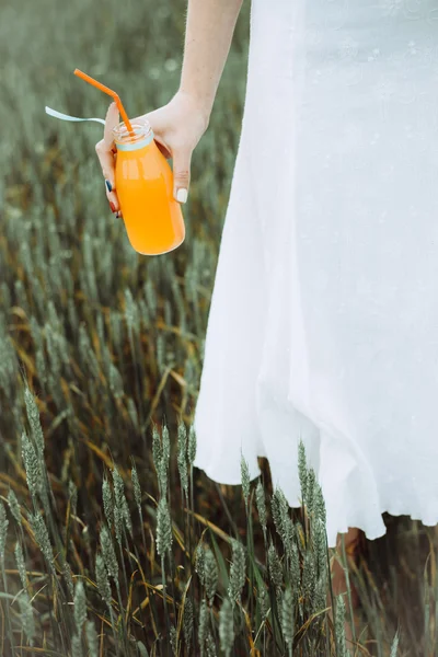 Feche o sumo de laranja. Mulher bebendo suco de laranja ao ar livre . — Fotografia de Stock