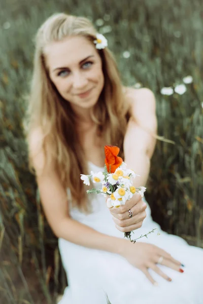 Gadis cantik dengan bunga di musim panas. Wanita pirang memetik bunga. . — Stok Foto