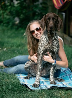 köpeğini açık olan güzel kadın