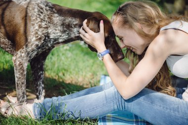 köpeğini açık olan güzel kadın