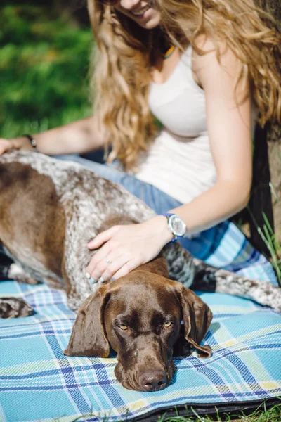 야외 거짓말 그녀의 아름 다운 개를 가진 여자의 초상화 — 스톡 사진