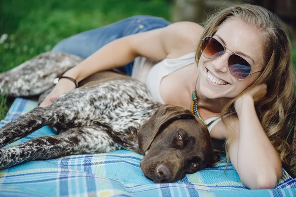 Retrato de uma mulher com seu belo cão deitado ao ar livre — Fotografia de Stock