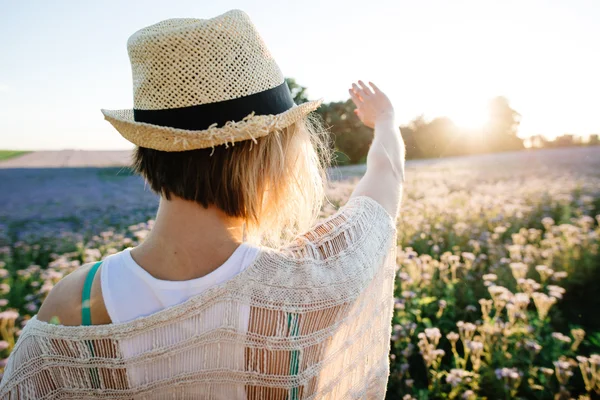 Aantrekkelijke jonge vrouw genieten van haar tijd buiten in park met zonsondergang in de achtergrond. — Stockfoto