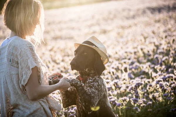 Kız köpekle oynuyor. — Stok fotoğraf