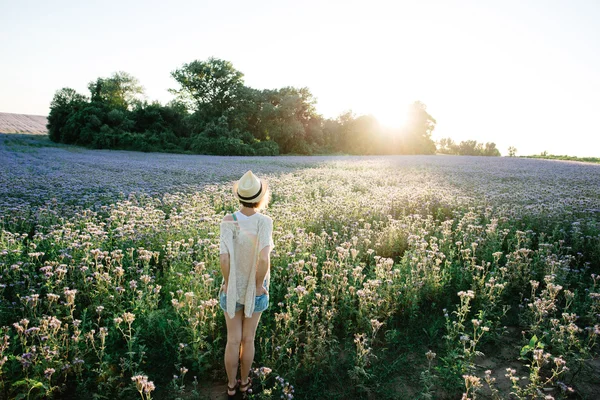 Plaisir - femme heureuse libre profitant du coucher du soleil. Belle femme embrassant le soleil doré lueur de coucher de soleil avec les bras écartés jouissant de la paix, la sérénité dans la nature — Photo