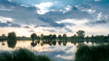 Bulutlar sakin göl üzerinde hareketli video lapse time