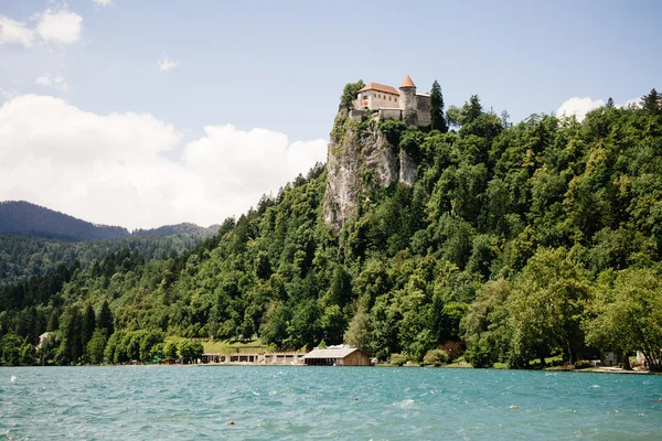 Ausgeblutete Burg auf einer Klippe errichtet — Stockfoto