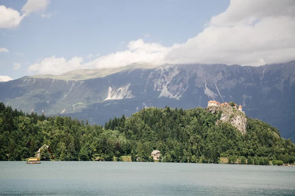 Ausgeblutete Burg auf einer Klippe errichtet — Stockfoto