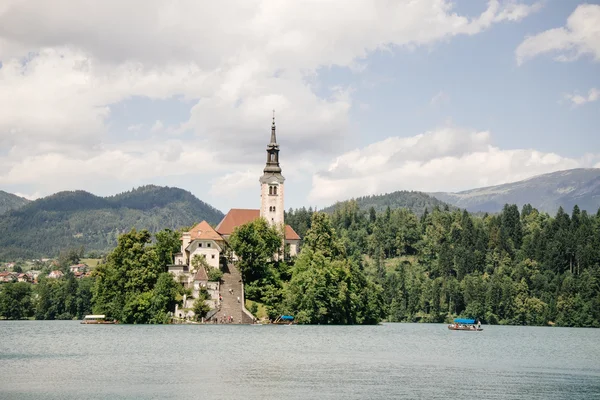 Kirche und Burg mit Bergkette — Stockfoto