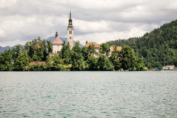 Église et château avec chaîne de montagnes — Photo