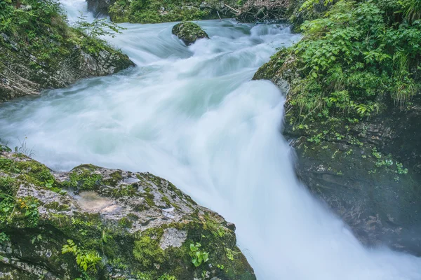 Áramló folyó. Szlovénia — Stock Fotó