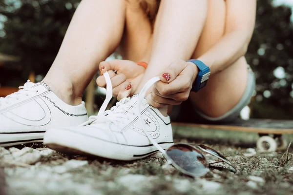 Jeune femme athlétique attacher lacets en plein air — Photo