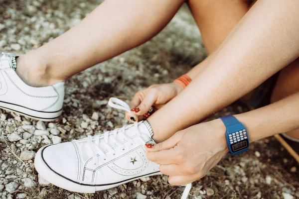 Mujer atlética joven atando cordones al aire libre —  Fotos de Stock