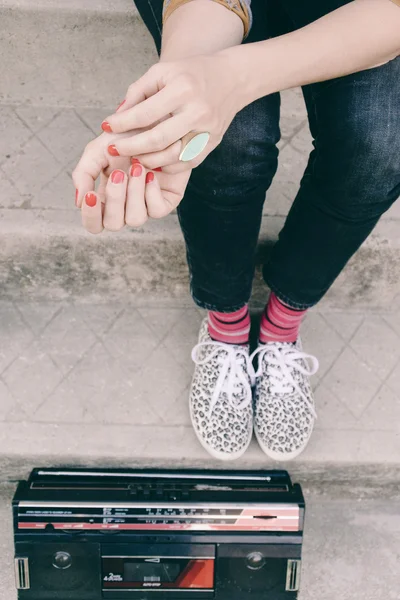 Femme hip hop avec un magnétophone jouissant de la musique — Photo