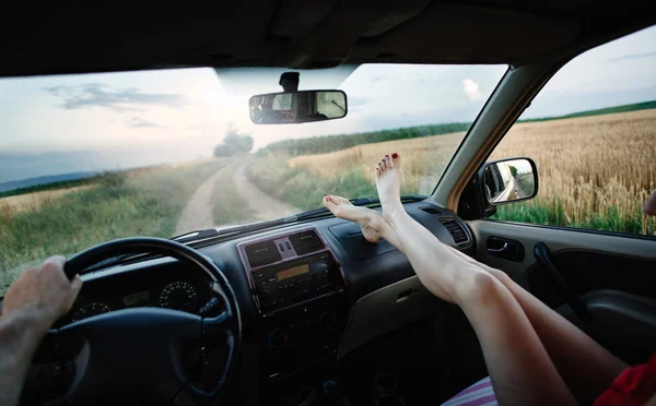 Concept de voyage en voiture de la liberté - femme relaxante avec les pieds sur le tableau de bord. Femme sexy dans la voiture . — Photo