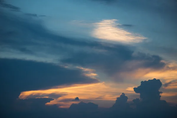 Prachtige zonsondergang in de wolken — Stockfoto