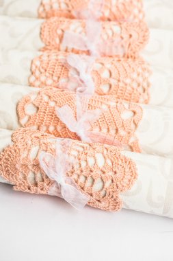 Pembe peçete vintage Ring bir plaka üzerinde oturan beyaz peçeteler. Keten Tekstil arka plan. Sığ Dof.