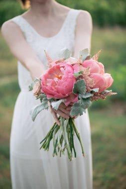 Gelin düğün buketi tutuyor. 