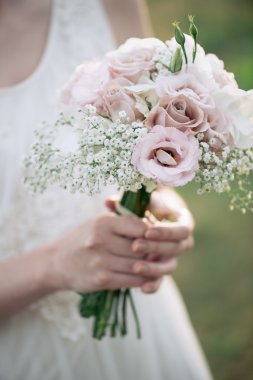 Gelin düğün buketi tutuyor. 