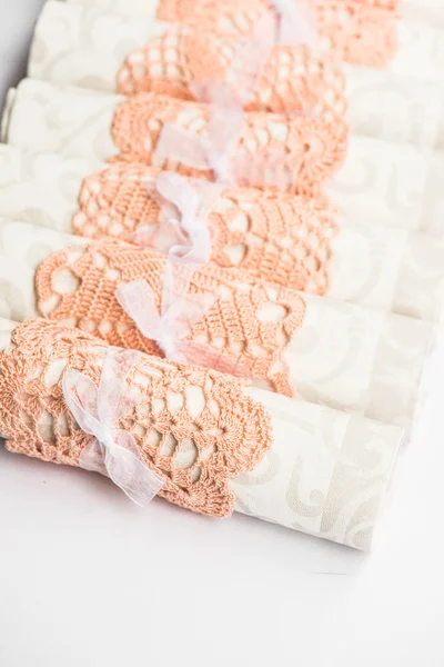 Servilletas blancas en servilleta rosa anillo vintage sentado en un plato. Fondo textil de lino. DOF poco profundo . — Foto de Stock