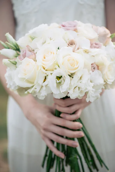 Mariée tenant bouquet de mariage — Photo