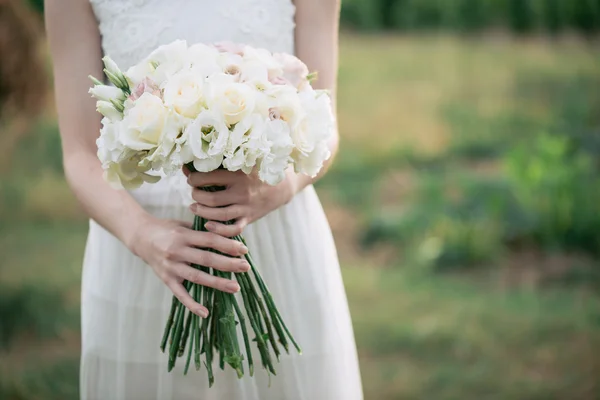 Noiva segurando buquê de casamento — Fotografia de Stock