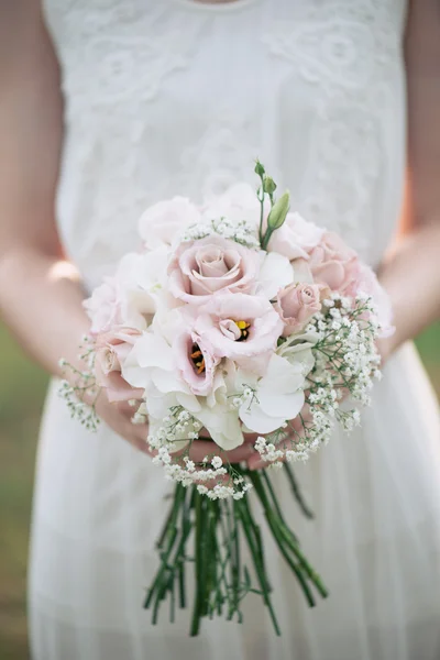 Sposa tenuta bouquet da sposa — Foto Stock