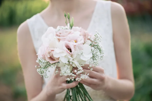 Sposa tenuta bouquet da sposa — Foto Stock