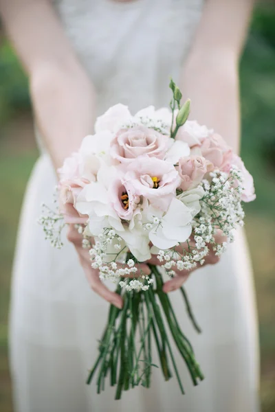 Mariée tenant bouquet de mariage — Photo