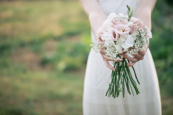 Sposa tenuta bouquet da sposa — Foto Stock