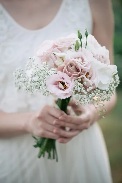 Noiva segurando buquê de casamento — Fotografia de Stock