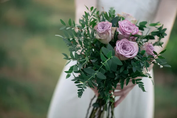 Noiva segurando buquê de casamento — Fotografia de Stock