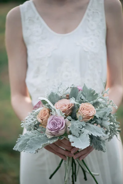 Mariée tenant bouquet de mariage — Photo