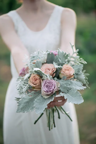 Sposa tenuta bouquet da sposa — Foto Stock