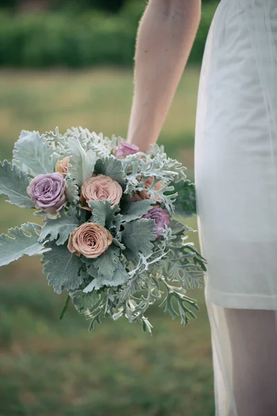 Mariée tenant bouquet de mariage — Photo