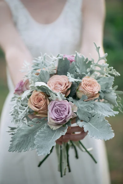 Mariée tenant bouquet de mariage — Photo