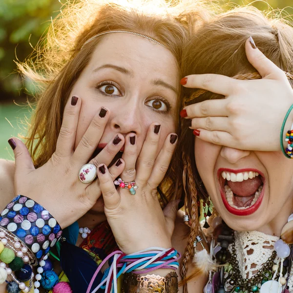 Stäng upp mode porträtt av två vänner ha kul, göra grimaser, kul känslor och visar hand tecken. Vackra flickor bära sommarkläder — Stockfoto