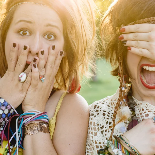 Stäng upp mode porträtt av två vänner ha kul, göra grimaser, kul känslor och visar hand tecken. Vackra flickor bära sommarkläder — Stockfoto