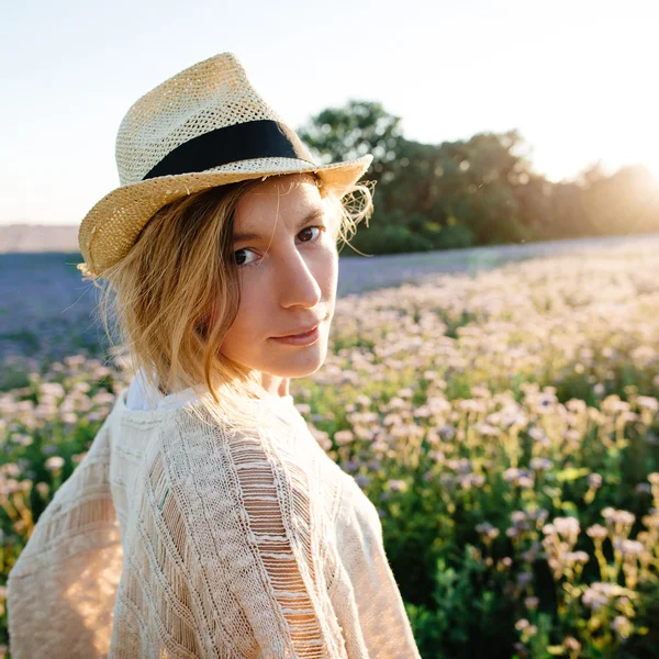 Young woman portrait outdoor — Stock Photo, Image